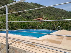 una piscina en el balcón de una casa en Casa Rural Canchal Madroñeras ***, en El Torno