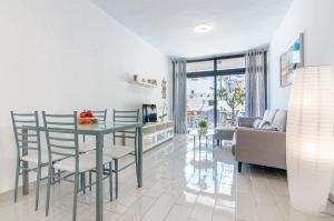 Posezení v ubytování Central 2 Bedroom Apartment Playa de las Americas + 32 fotografií