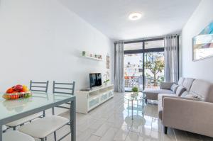TV a/nebo společenská místnost v ubytování Central 2 Bedroom Apartment Playa de las Americas