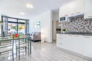 Kuchyň nebo kuchyňský kout v ubytování Central 2 Bedroom Apartment Playa de las Americas