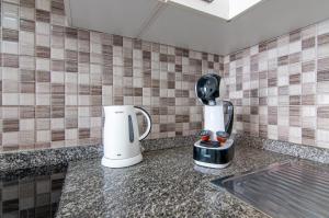Příslušenství pro přípravu čaje a kávy v ubytování Central 2 Bedroom Apartment Playa de las Americas