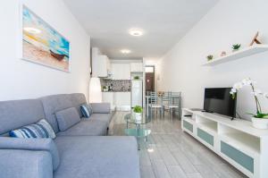TV a/nebo společenská místnost v ubytování Central 2 Bedroom Apartment Playa de las Americas