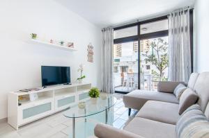 TV a/nebo společenská místnost v ubytování Central 2 Bedroom Apartment Playa de las Americas