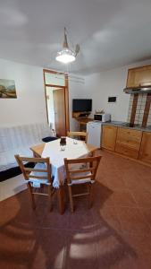 Kuchyň nebo kuchyňský kout v ubytování Apartments Bobi