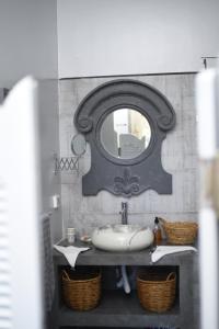 uma casa de banho com um lavatório e um espelho em Dar Yomma em Tozeur