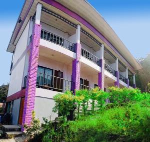 Bangunan di mana terletaknya rumah tamu ini