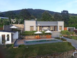 une maison avec un jardin et une piscine dans l'établissement RD Cottage Hills, à Cihideung