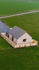 dom z dachem słonecznym na trawniku w obiekcie Loanside Lodge, Self-Catering, Holm, Orkney. w mieście Saint Marys