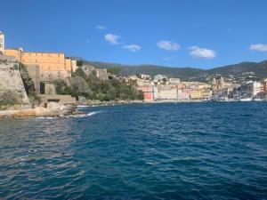 Blick auf die Stadt vom Wasser in der Unterkunft Confort et calme au sud de Bastia in Bastia