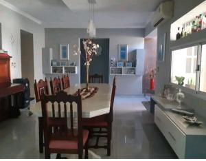 eine Küche und ein Esszimmer mit einem Tisch und Stühlen in der Unterkunft ESPECTACULAR CASONA BOUTIQUE con pileta y gym!! hasta 4 huéspedes in Presidencia Roque Sáenz Peña