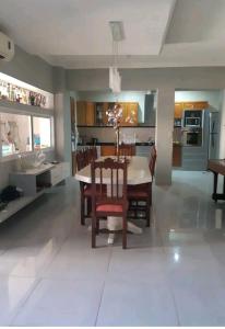 a kitchen and dining room with a table and chairs at ESPECTACULAR CASONA BOUTIQUE con pileta y gym!! hasta 4 huéspedes in Presidencia Roque Sáenz Peña