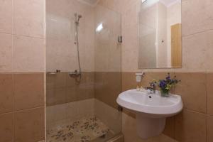 A bathroom at Royal Sun Holiday Apartments