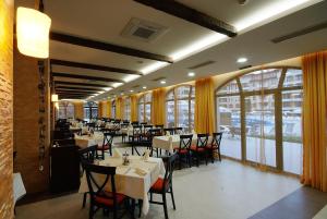 A restaurant or other place to eat at Royal Sun Holiday Apartments