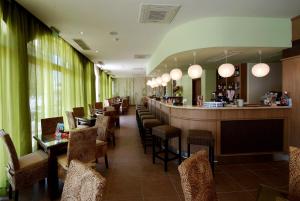 A restaurant or other place to eat at Royal Sun Holiday Apartments