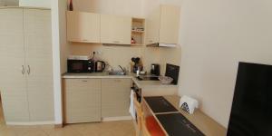 A kitchen or kitchenette at Royal Sun Holiday Apartments