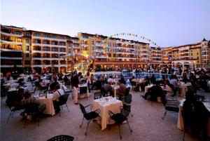A restaurant or other place to eat at Royal Sun Holiday Apartments