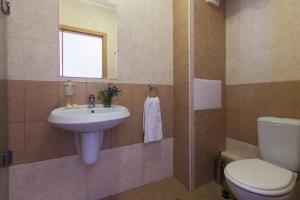 A bathroom at Royal Sun Holiday Apartments