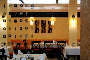A restaurant or other place to eat at Royal Sun Holiday Apartments