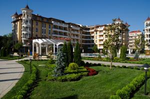A garden outside Royal Sun Holiday Apartments