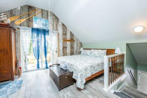 1 dormitorio con 1 cama y escalera en Inn at the Oaks, en Eastham