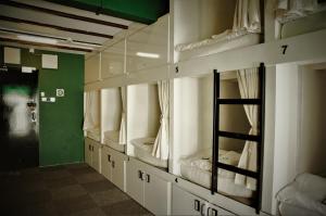 Letto o letti a castello in una camera di Wink at Mosque Street