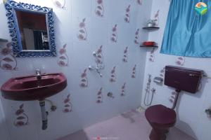 Bathroom sa Tropical Wave Hostel Morjim