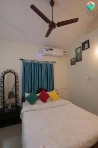 Tempat tidur dalam kamar di Tropical Wave Hostel Morjim