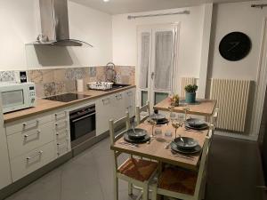 Kuchyň nebo kuchyňský kout v ubytování Bel appartement composé de deux chambres