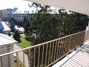 einen Balkon mit Stadtblick in der Unterkunft Amavera Apartment in Târgu Jiu