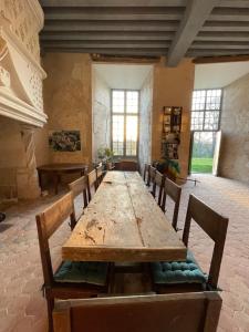 um quarto amplo com uma mesa de madeira e cadeiras em Un château en Bourgogne em Saincaize-Meauce