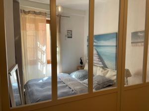 ニースにあるCoeur Vieux Nice Joli traversantの窓付きの部屋(ベッド付)