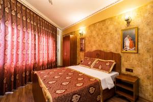 een slaapkamer met een bed en een rood gordijn bij The First Ottoman Dream in Istanbul