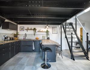 Virtuvė arba virtuvėlė apgyvendinimo įstaigoje Loft avec jardin et parking privé