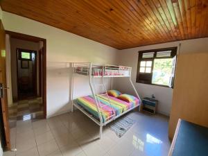 ein Schlafzimmer mit Etagenbetten in einem Zimmer mit Holzdecke in der Unterkunft Villa Mer'Pelée in Saint-Pierre