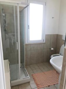 ein Bad mit einer Dusche, einem Waschbecken und einem WC in der Unterkunft COLLE CIRCEO 2 in Borgo Montenero