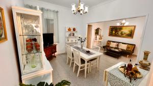 Una sala de estar con una mesa y un comedor. en La Orquídea, en Vega de San Mateo