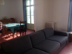 a living room with a couch and a table at Les deux pentes in Sausses
