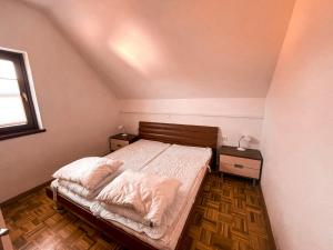 niewielka sypialnia z łóżkiem i 2 szafkami nocnymi w obiekcie Mad House Apartment 1, Terme Čatež w mieście Čatež ob Savi