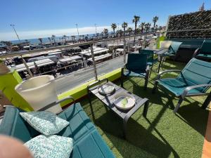 balcone con sedie e tavolo con vista sulla spiaggia di Rivage a Le Barcarès