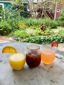 3 Gläser Getränke auf dem Tisch in der Unterkunft Hibiscus Coffee & Guesthouse in Santa Rosa Beach