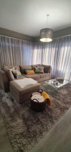 uma sala de estar com um sofá e uma mesa em Casa da Rocha em Paul do Mar