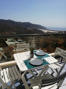 d'une table et de chaises sur un balcon avec vue. dans l'établissement Apartamento Sierra y Mar, à La Envia
