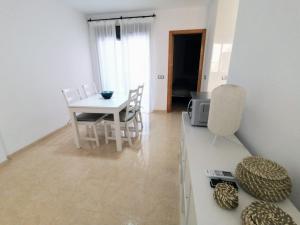 - une cuisine et une salle à manger avec une table et des chaises dans l'établissement Apartamento Sierra y Mar, à La Envia
