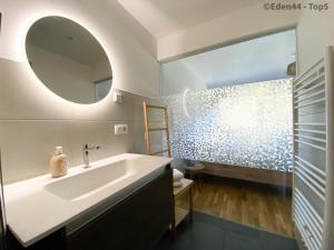W łazience znajduje się umywalka i lustro. w obiekcie Eden 44 - Top 5 w mieście Tamsweg