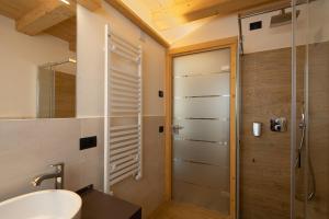łazienka z umywalką i prysznicem w obiekcie B&B Ecohotel Chalet des Alpes w Livigno +37 zdjęć