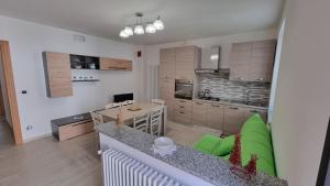 una cucina e un soggiorno con divano e tavolo di Ca ed Giuanoto a Santo Stefano Belbo