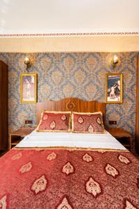 een slaapkamer met een groot bed met rode kussens bij The First Ottoman Dream in Istanbul