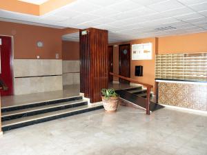 un vestíbulo con escaleras y una maceta en él en Estudio acogedor y tranquilo en zona estupenda, en Fuengirola