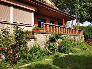 Moustier في مونتوبان: منزل بحائط حجري وزهور في الفناء