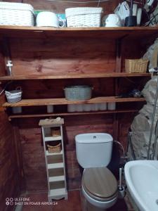 y baño con aseo y lavamanos. en Cabaña del Zapatero El Bierzo Ponferrada en Valdecañada